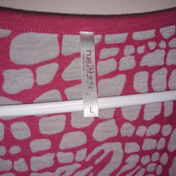 Rue21 red animal print short sleeve blouse size Large - Picture 5 of 10